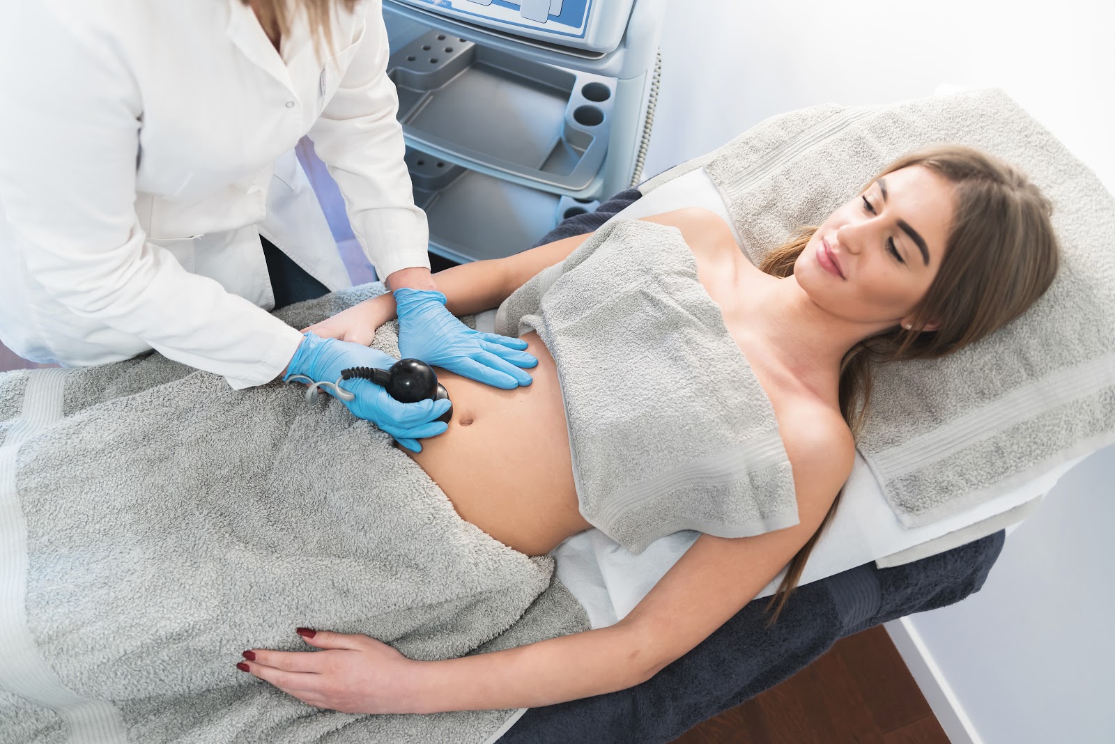 A woman receiving Forma in the abdominal area